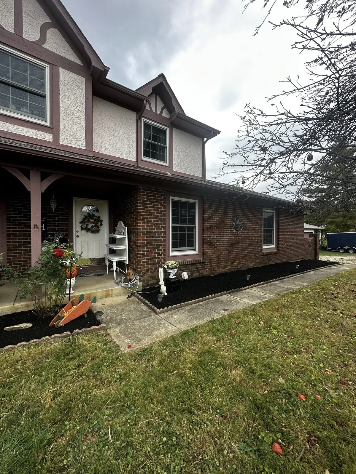 Front yard mulch beds plantings, Columbus OH by Iron Edge Outdoor