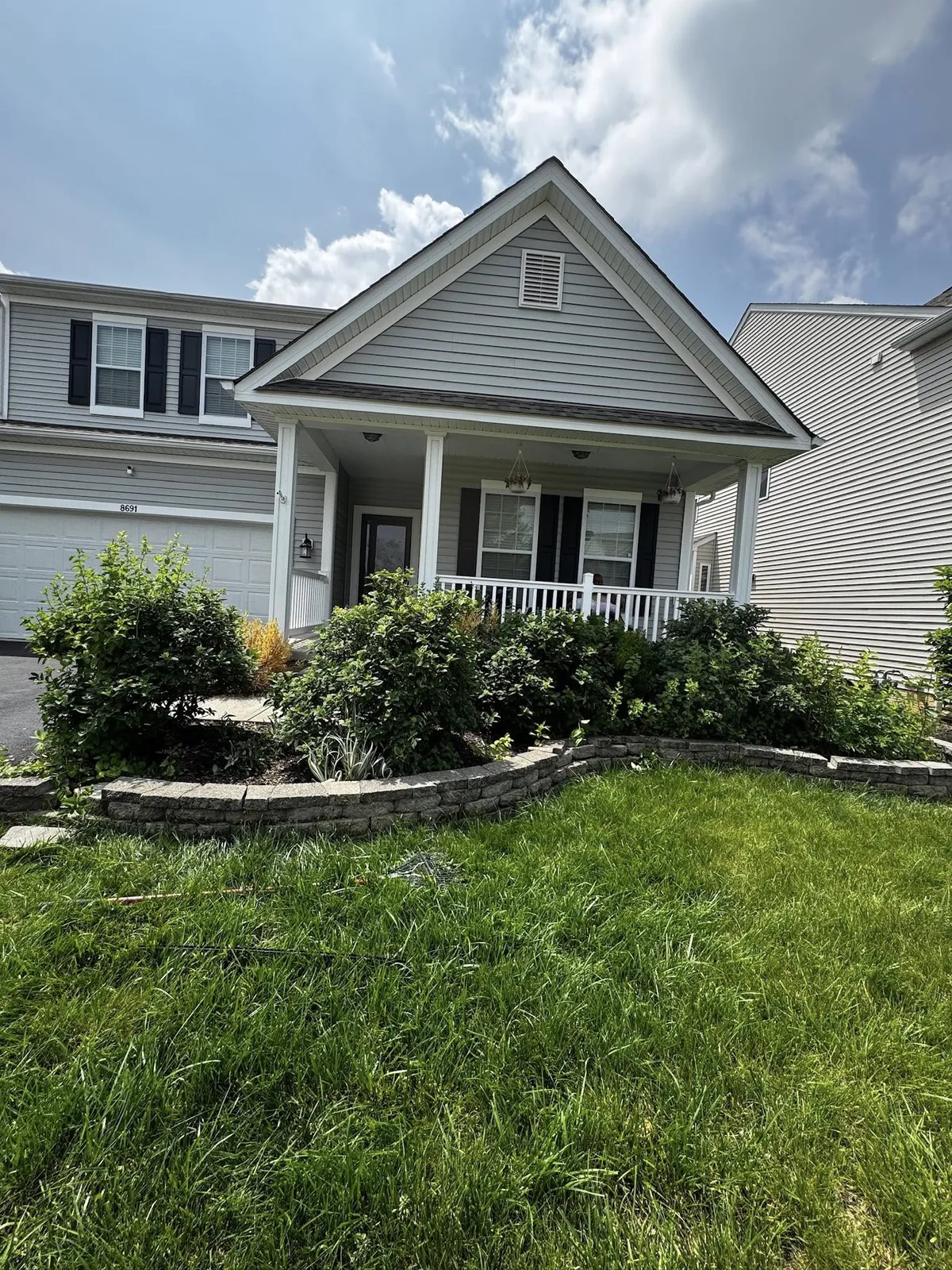 Stone edging mulch beds, Columbus OH by Iron Edge Outdoor